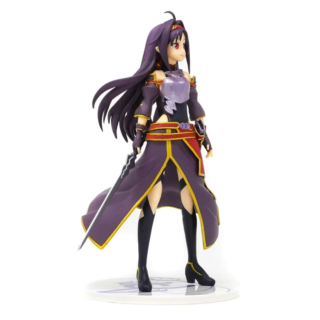 Lila hård animekrigare Yuki från Sword Art Online, med svärd och rustning på bas