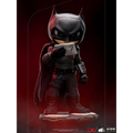 Chibi Batman-statyett i svart rustning med röda accenter, håller frågetecken-kort