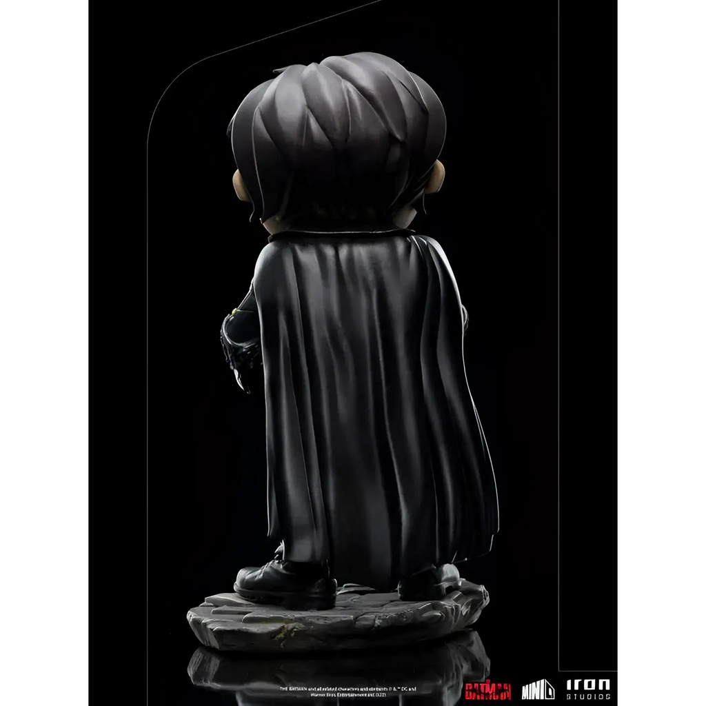 Svart, glansig Batman-chibi-figur med detaljerad mantel och texturerad bas