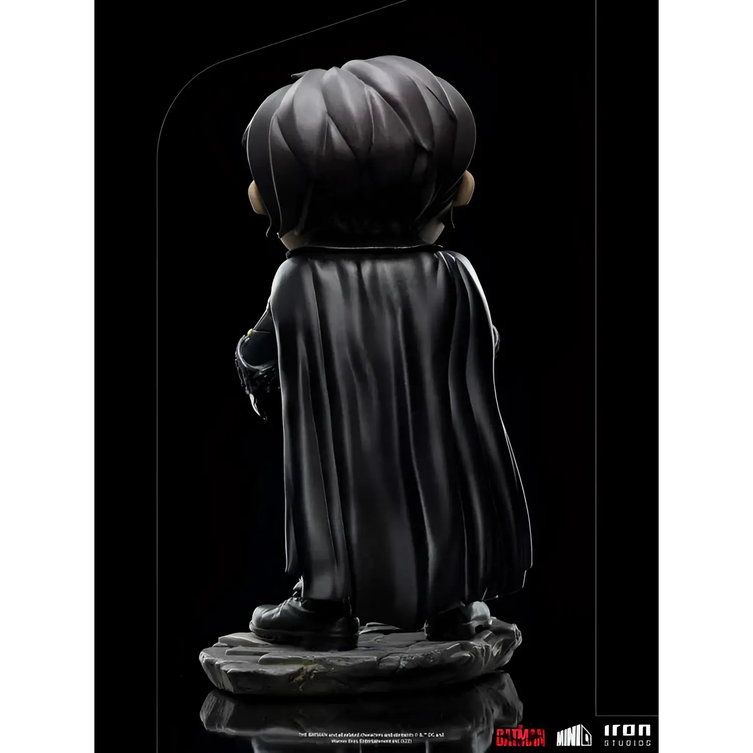 Svart, glansig Batman-chibi-figur med detaljerad mantel och texturerad bas