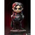 Chibi Batman i svart och röd rustning med mantel på stenbas