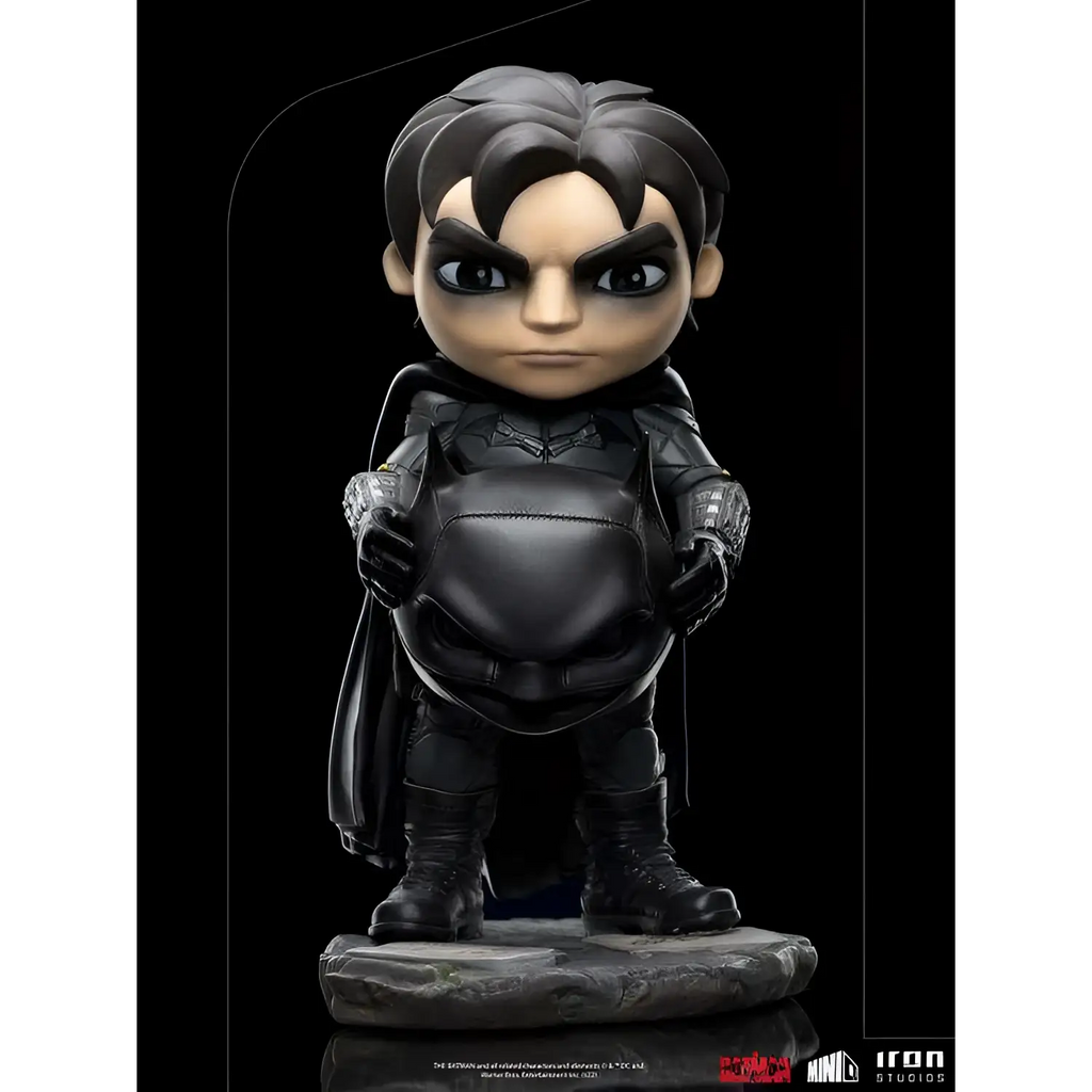 Svart Batman-figur med detaljerad rustning och mantel på stenbas