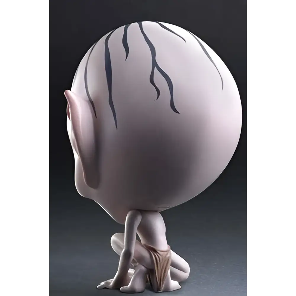 Gollum-figurin från The Hobbit, blekrosa med svarta grenar på huvudet