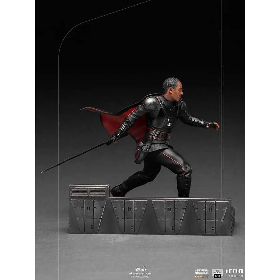 Svart rustad figur med röd mantel och svart svärd på detaljerad metallbas, Mandalorian Moff Gideon 1/10 staty