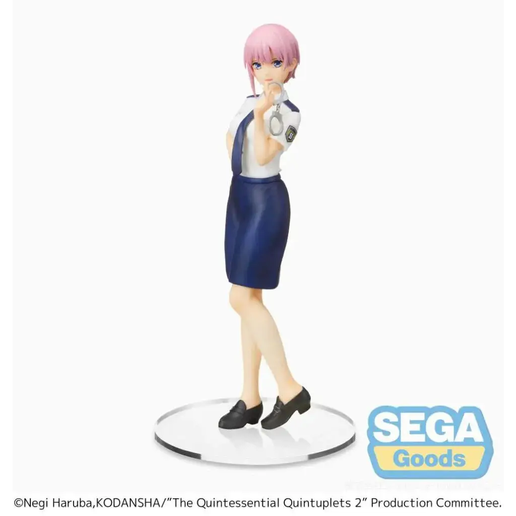 Ichika Nakano polisfigur från The Quintessential Quintuplets 2 med rosa hår i vit och marinblå uniform, svarta skor och handbojor