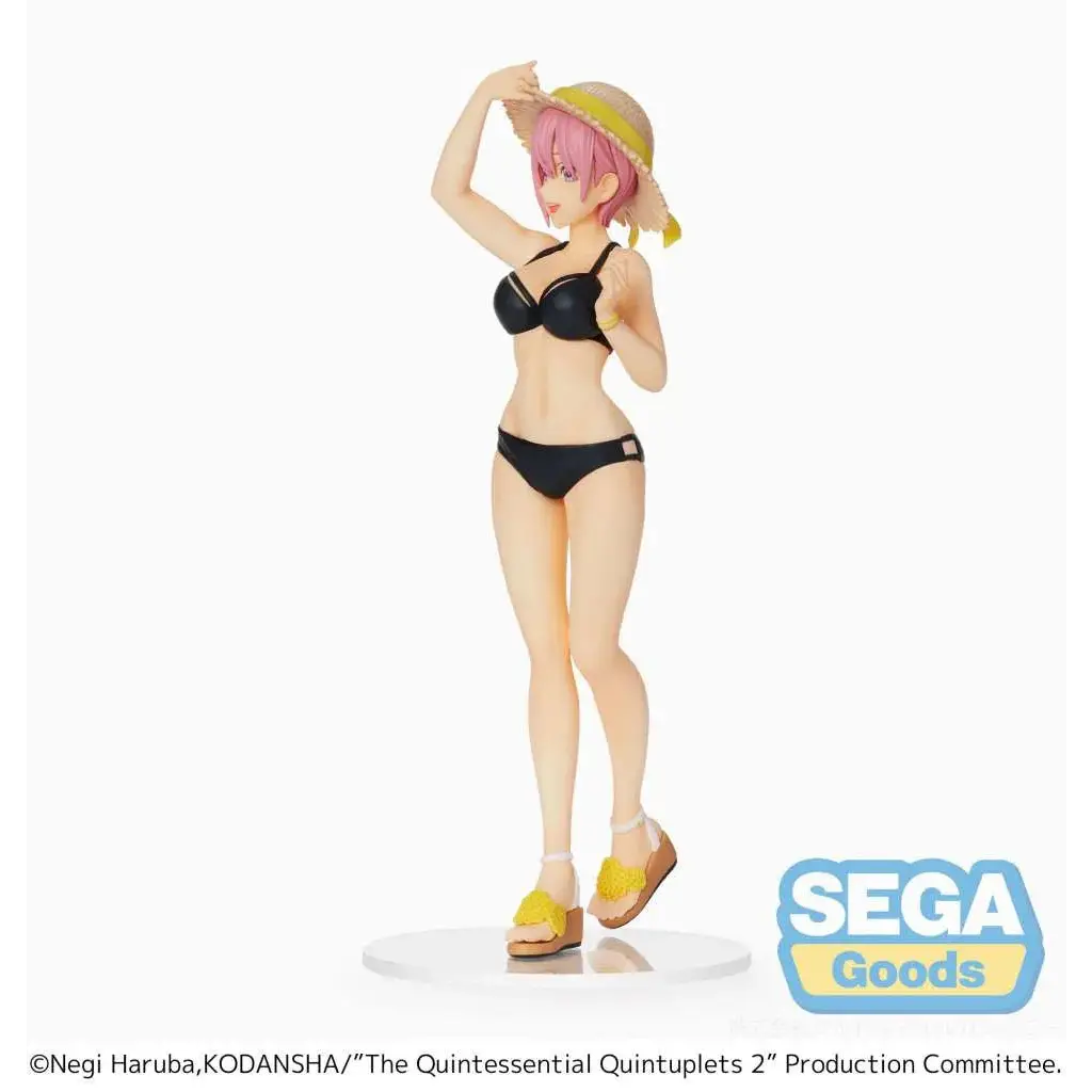 Rosa-hårig Ichika Nakano animefigur i svart bikini och halmhatt med gul kant på klar bas