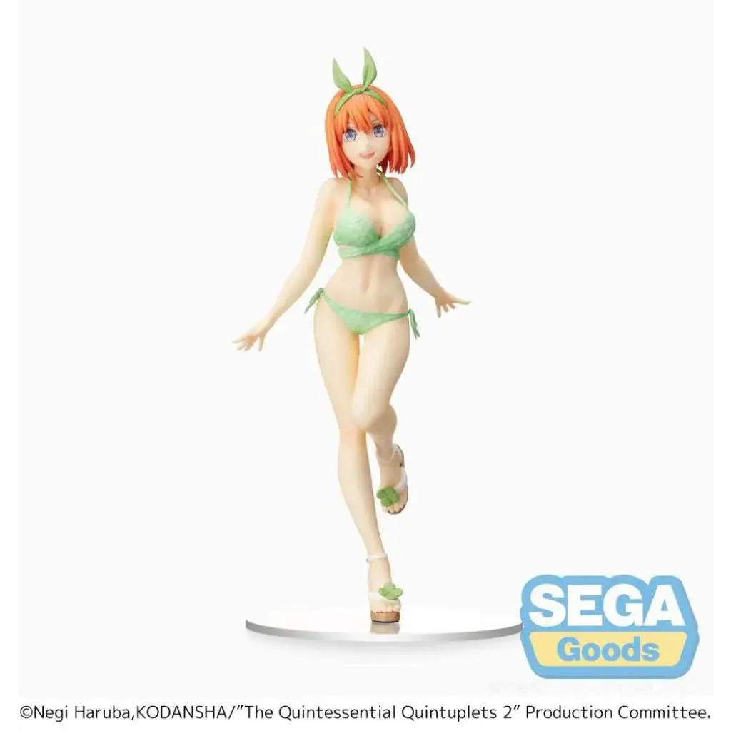Yotsuba Nakano i grön bikini med lövkrans och sandaler, glansig hud
