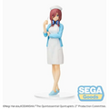 Detaljerad figur av Miku Nakano som sjuksköterska från The Quintessential Quintuplets, med rödbrunt hår i vit uniform och blå jacka på rund bas