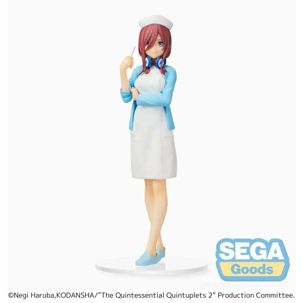 Detaljerad figur av Miku Nakano som sjuksköterska från The Quintessential Quintuplets, med rödbrunt hår i vit uniform och blå jacka på rund bas