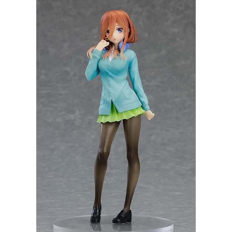 Detaljerad figurin av flicka med orange hår och blå ögon i ljusblå blazer över limegrön kjol och bruna strumpbyxor från The Quintessential Quintuplets Movie Pup Set