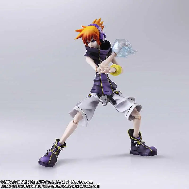 Neku Sakuraba actionfigur med orange hår, lila hörlurar, mörk lila topp, grå shorts och svarta gula stövlar