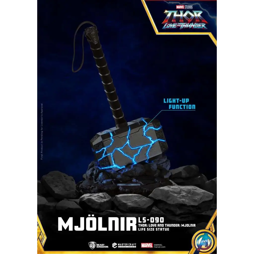 Livstorleks Mjolnir-staty från Thor: Love and Thunder med blå blixtar