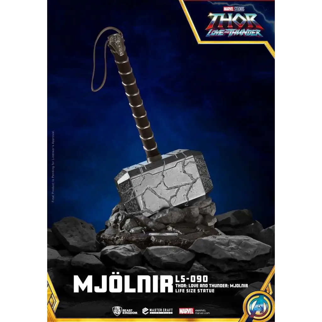 Livstorleks Mjolnir-statyett från Thor: Love and Thunder, silver och svart med sprucken hammare