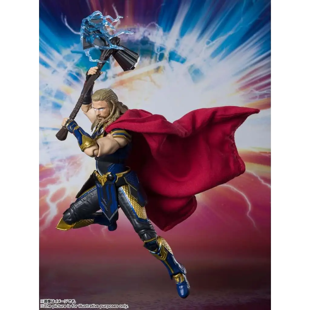 Thor SH Figuarts actionfigur från Thor: Love and Thunder i blå och guld rustning med röd mantel och Mjolnir
