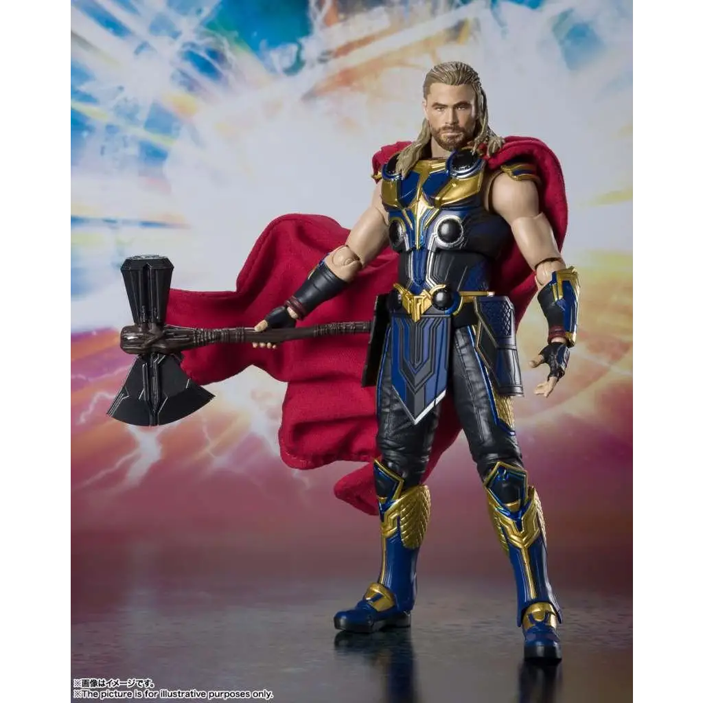 Thor SH Figuarts actionfigur i blå och guld rustning med röd mantel, håller Mjolnir
