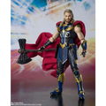 Thor SH Figuarts actionfigur i blå och guld rustning med röd mantel, håller Mjolnir