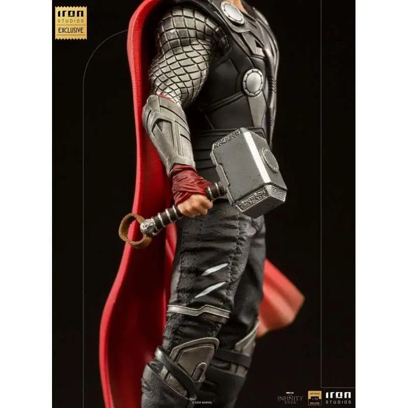 Thor MCU 10-årsjubileum deluxe Art Scale 1/10-figur i svart och silver rustning med röd mantel och Mjolnir