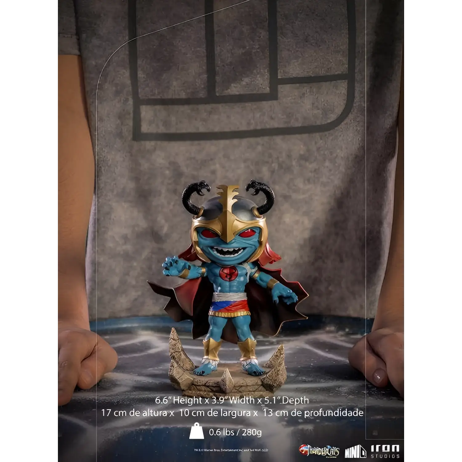 Blåhudig, hornad Thundercats Mumm-Ra MiniCo-figur med röda ögon och guldhjälm på stenbas