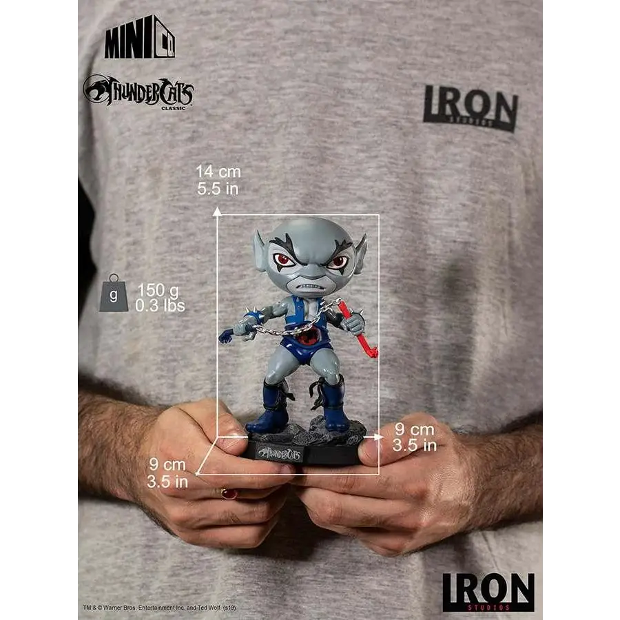 Grå stiliserad Panthro Thundercats-figur med röda ögon och blå rustning som håller rött vapen
