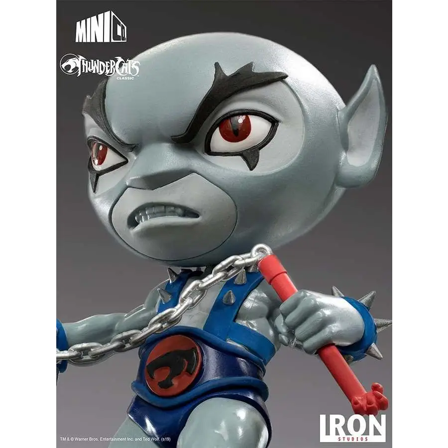 Grå stiliserad Panthro-figur från Thundercats, röd tigeremblem