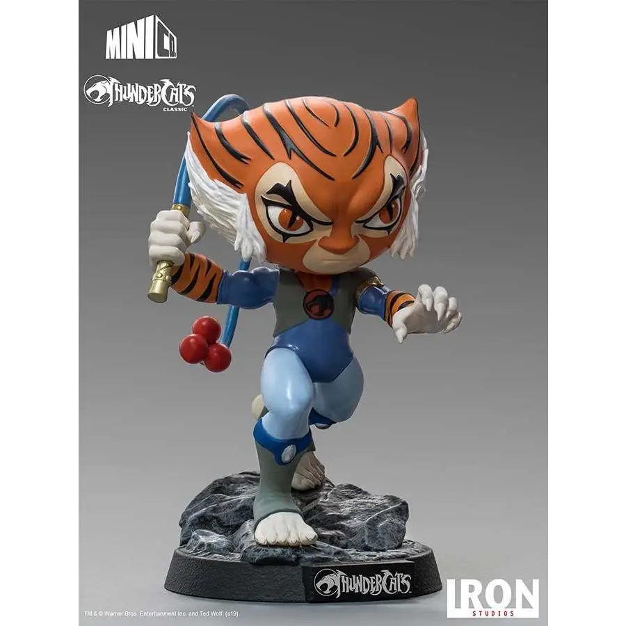 Tygra Thundercats-figur med tigerhuvud, orange-svarta ränder, blå rustning och stav