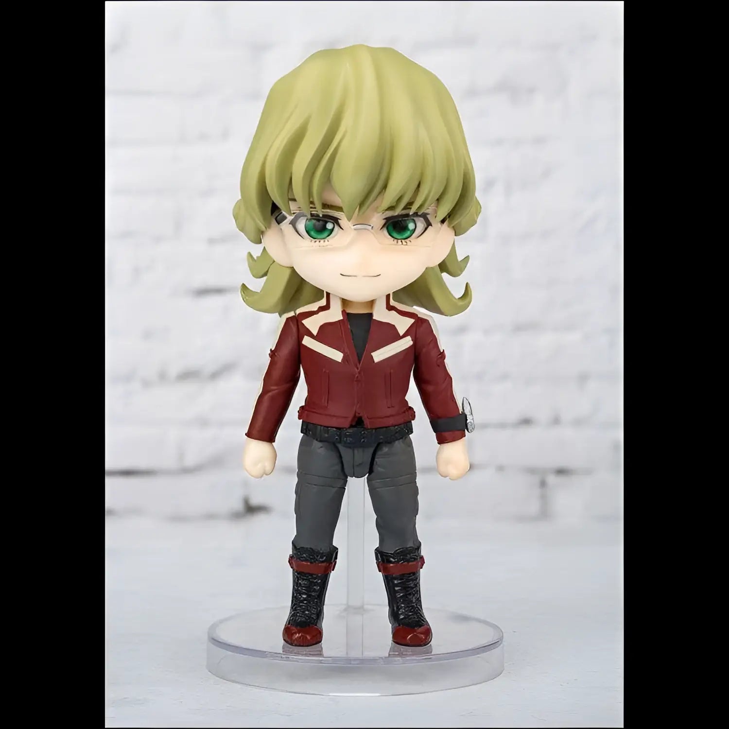 Chibi-figur av Barnaby Brooks Jr från Tiger & Bunny 2, blondhårig med gröna ögon i röd jacka