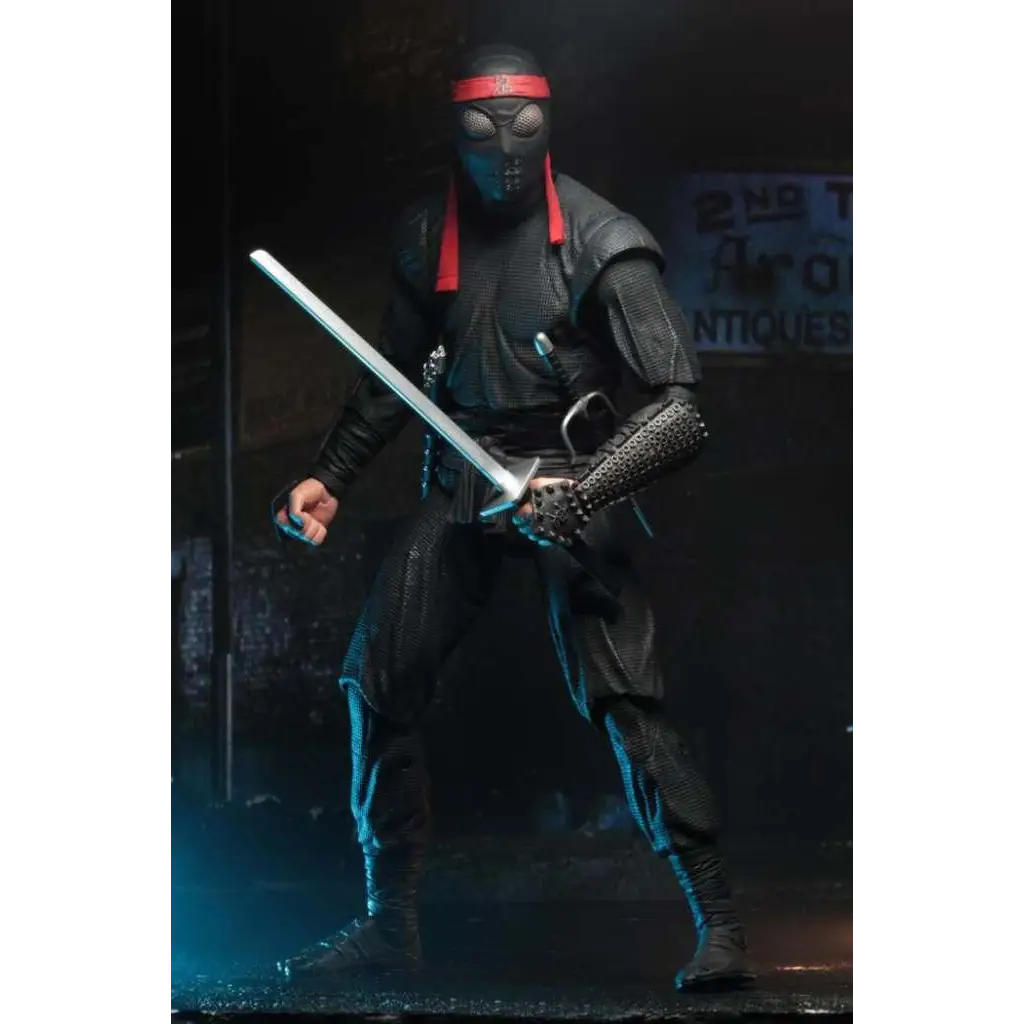 Svart ninja-actionfigur med röd pannband och detaljerad rustning, TMNT 1990-filmfot-soldat 1/4, håller silverfärgat svärd