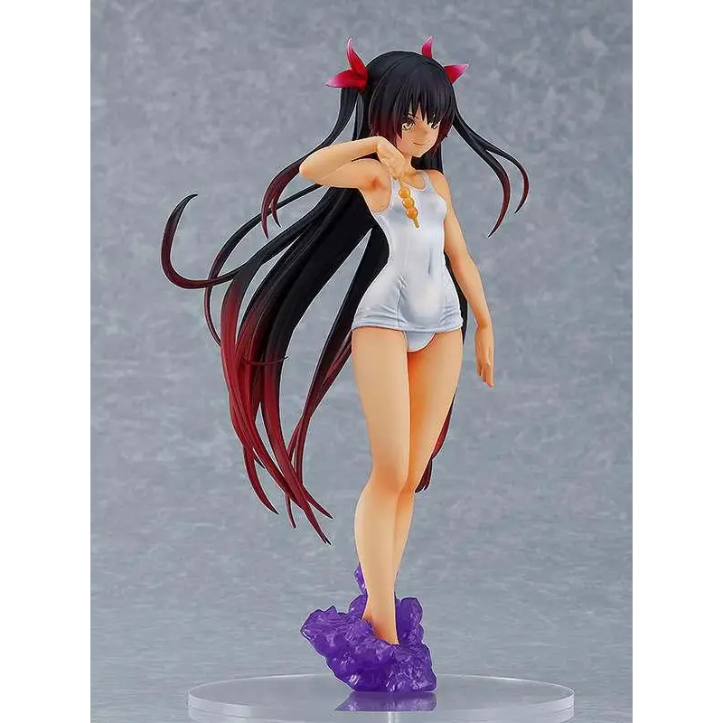 To Love-Ru Darkness Nemesis-figur med svart och rött hår i vit baddräkt på lila bas