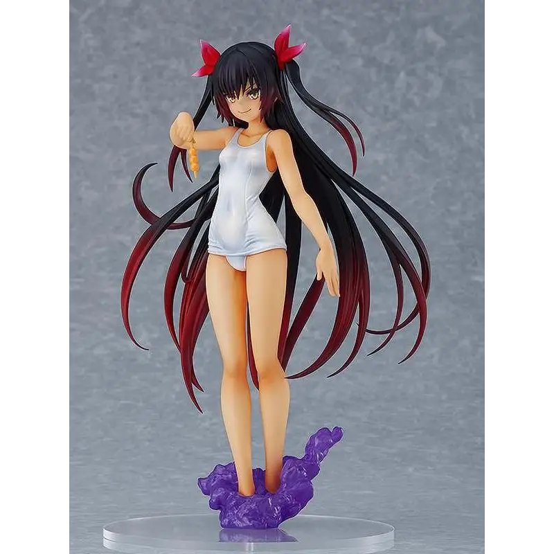 Vit To Love-Ru Darkness Nemesis-figur i vit baddräkt med röda hårband och svart-röd gradienttång på lila bas