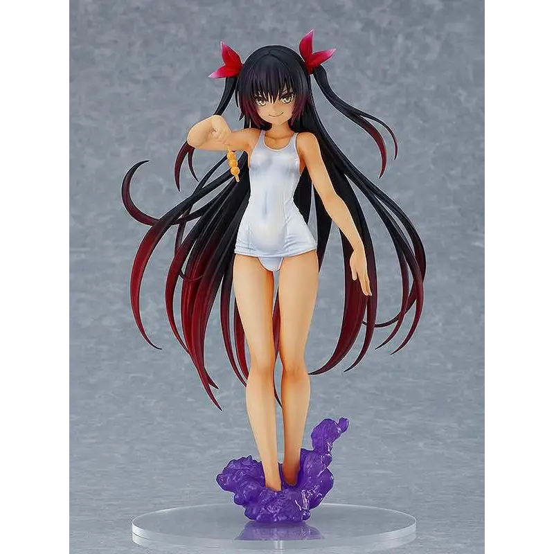 Detaljerad plastfigur av Nemesis från To Love-Ru Darkness, med långt svart hår i rött, vit baddräkt och lila bas