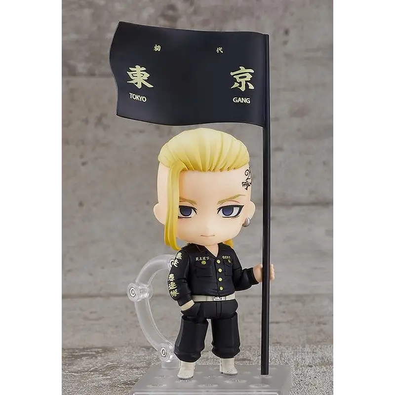 Chibi Draken Nendoroid håller svart Tokyo-gängflagga med guldtext
