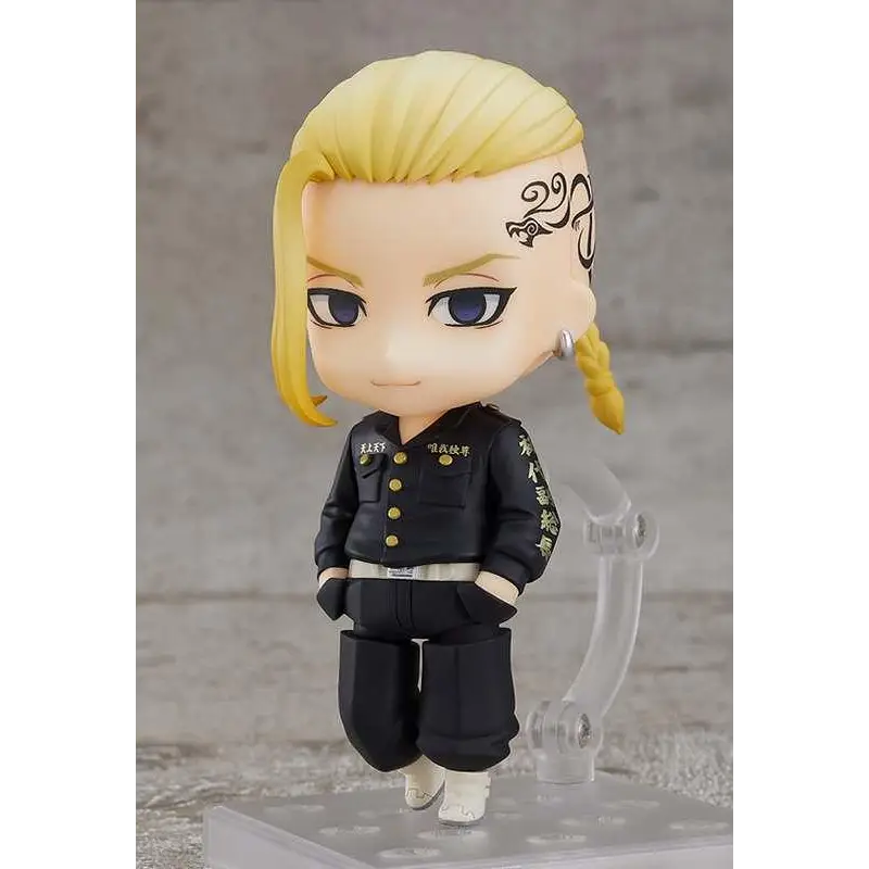 Svart Nendoroid-figur av Draken från Tokyo Revengers med blont hår och svart tatuering