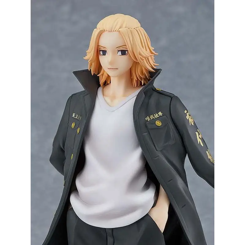 Blond animefigur av Manjiro Sano från Tokyo Revengers i grå jacka