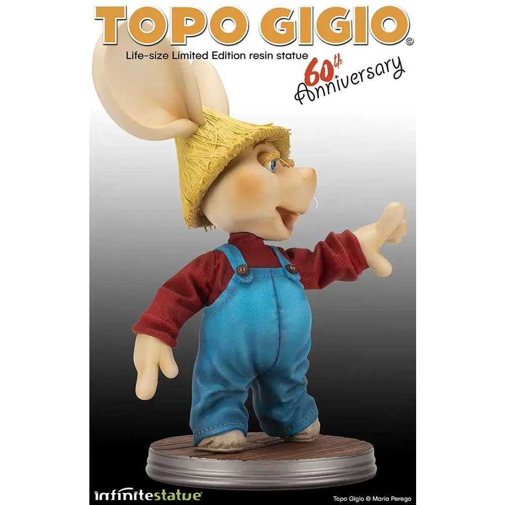 Livstorleksstaty av Topo Gigio i halmhatt, röd skjorta och blå overaller. Begränsad upplaga