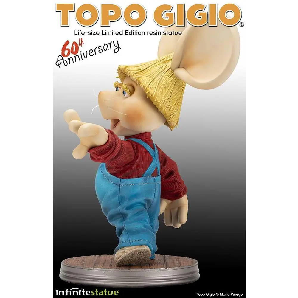 Livstorleksstaty i resin av Topo Gigio i gul halmhatt, röd skjorta och blå overaller