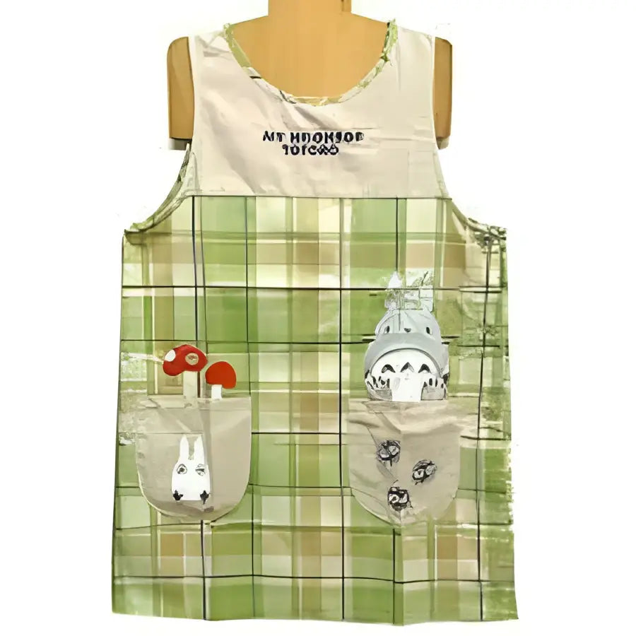 Grönt Totoro-förkläde med rutmönster och broderade figurer