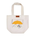 Vit canvas toteväska med broderad Totoro under gula paraplyet i regn