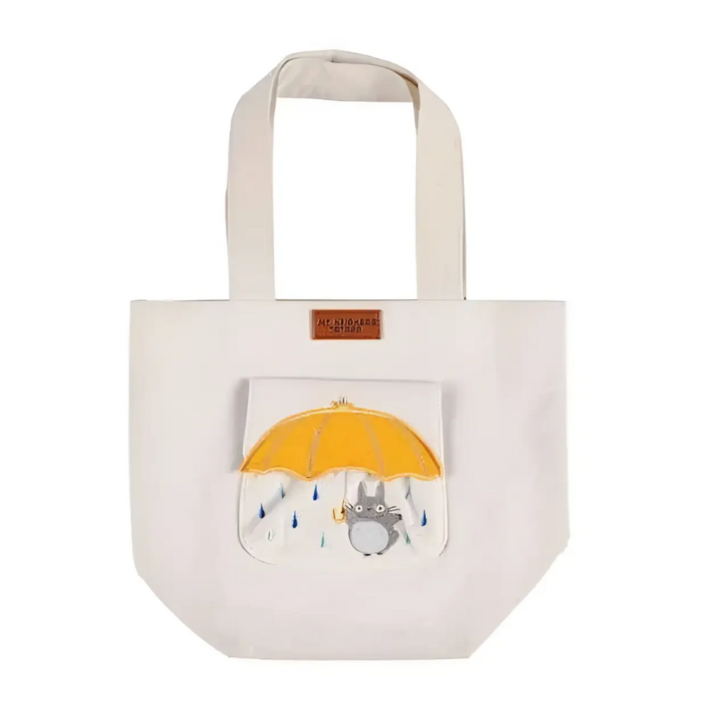 Vit canvas toteväska med Totoro och gul paraplybroderi under regndroppar
