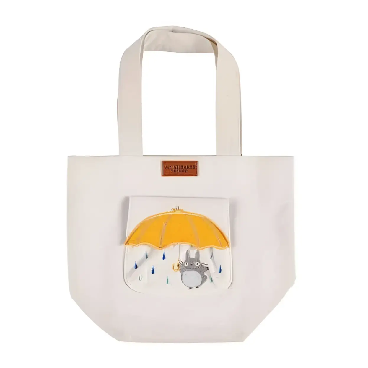 Vit canvas toteväska med broderad Totoro under gula paraplyet i regn