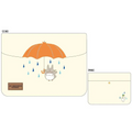 Kremfärgad Totoro-laptopsleeve med regnscen och paraply