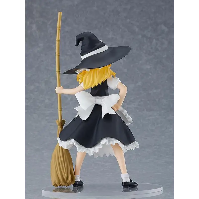 Svartvit figur av Marisa Kirisame från Touhou Project med blont hår, bredbrättad hatt och volangklänning