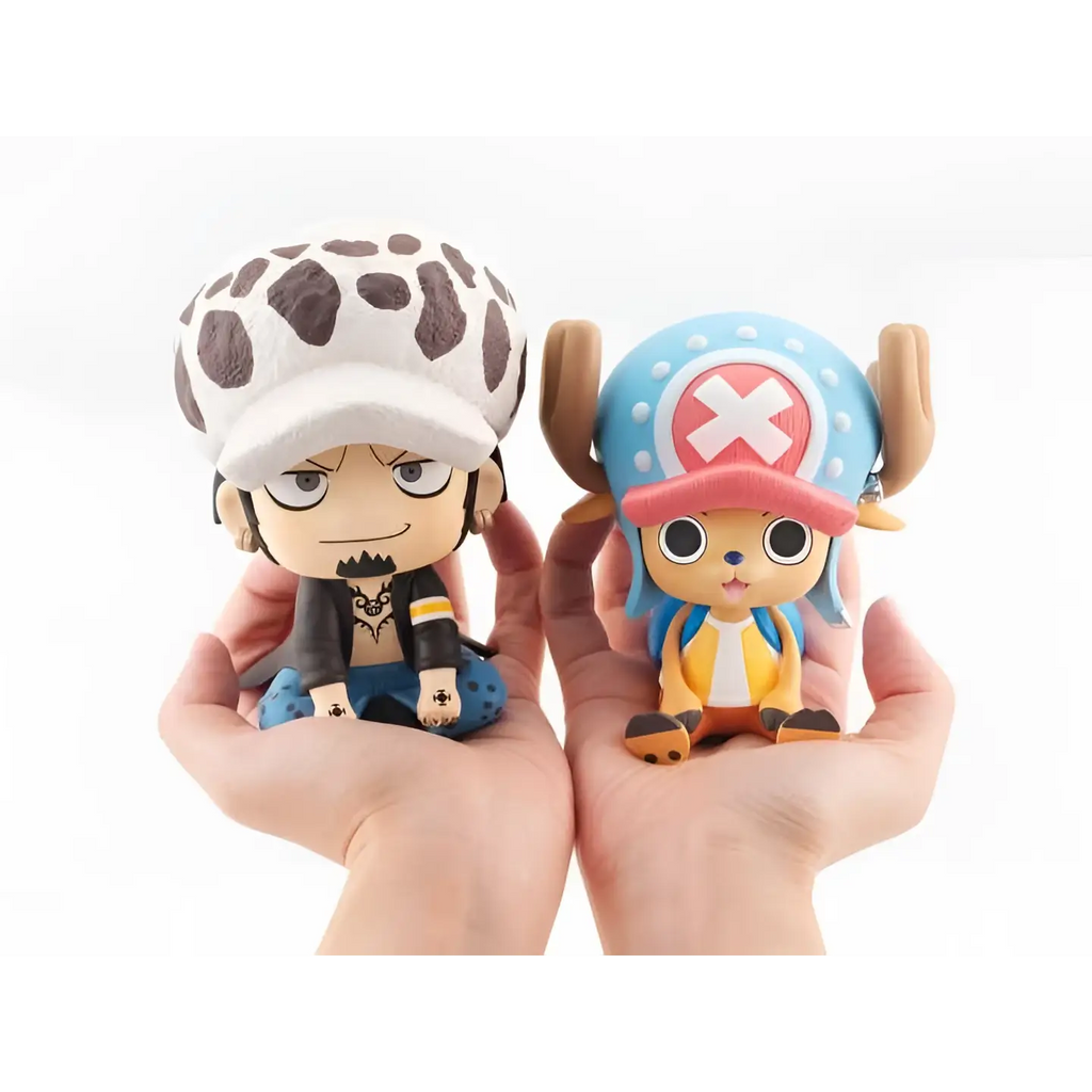 Två chibi-figurer: Trafalgar i vit hatt med bruna fläckar, Chopper i blå mössa med rött kors. Lukappo-set