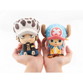 Två chibi-figurer: Trafalgar i vit hatt med bruna fläckar, Chopper i blå mössa med rött kors. Lukappo-set