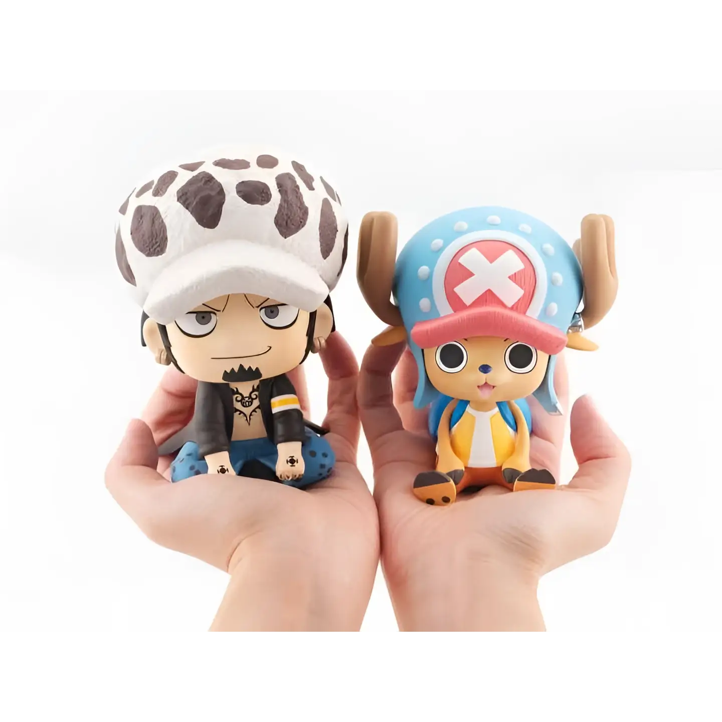 Två chibi-figurer: Trafalgar i vit hatt med bruna fläckar, Chopper i blå mössa med rött kors. Lukappo-set