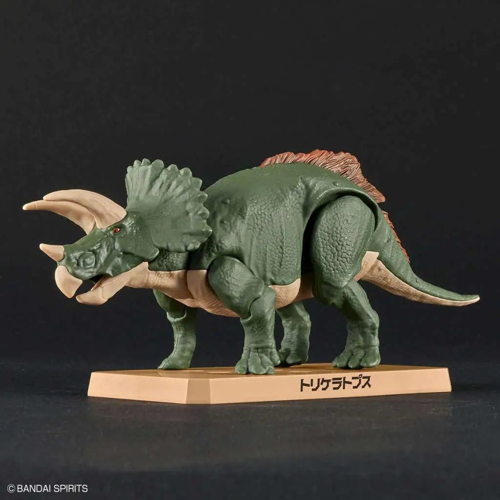 Grön triceratops byggsats och figur med beige horn och frill på tan bas