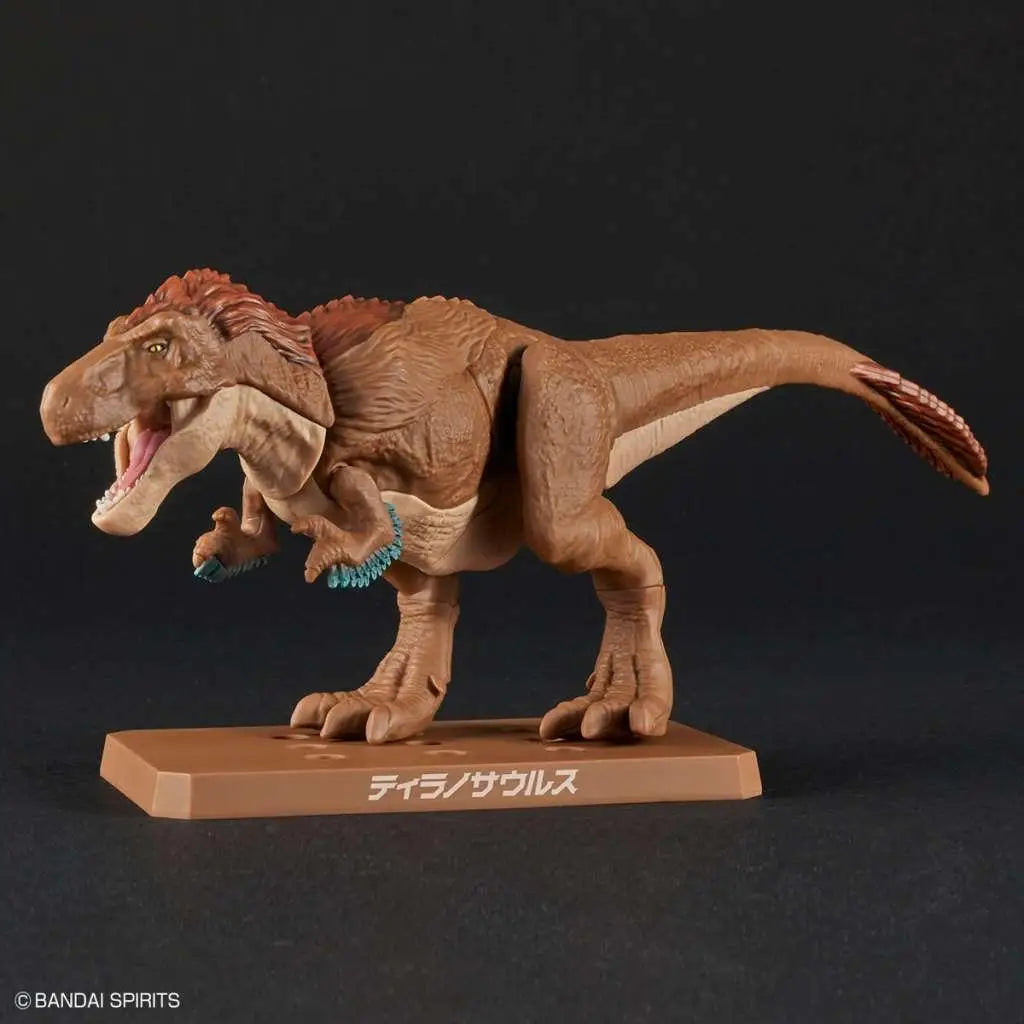 Detaljerad brun T-Rex byggsatsfigur med texturerad hud, blåfärgade klor och svansfransar på gravyrbas