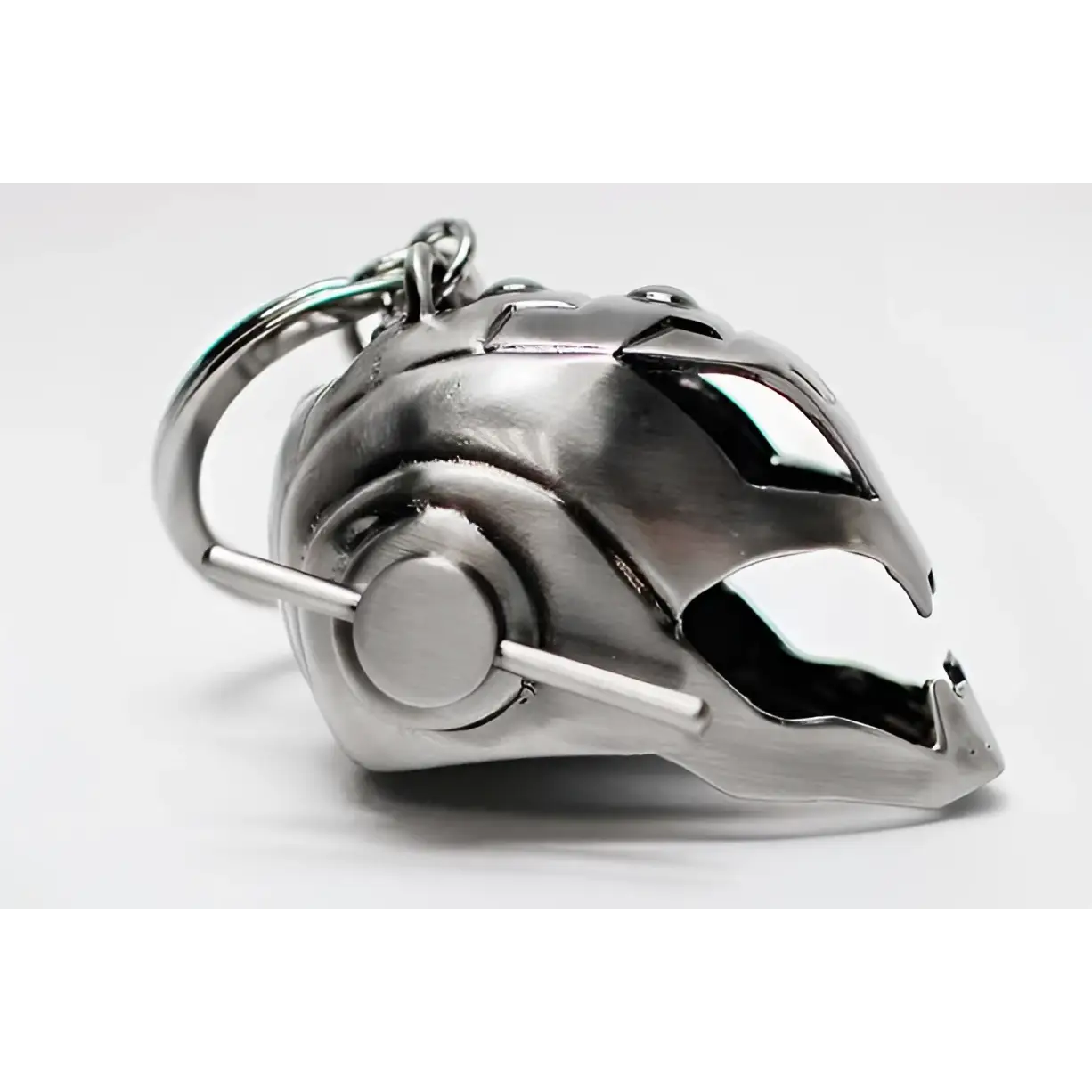 Silvrig metallnyckelring i form av stiliserad Ultron-hjälm med vinklad design och utskurna ögon- och munöppningar