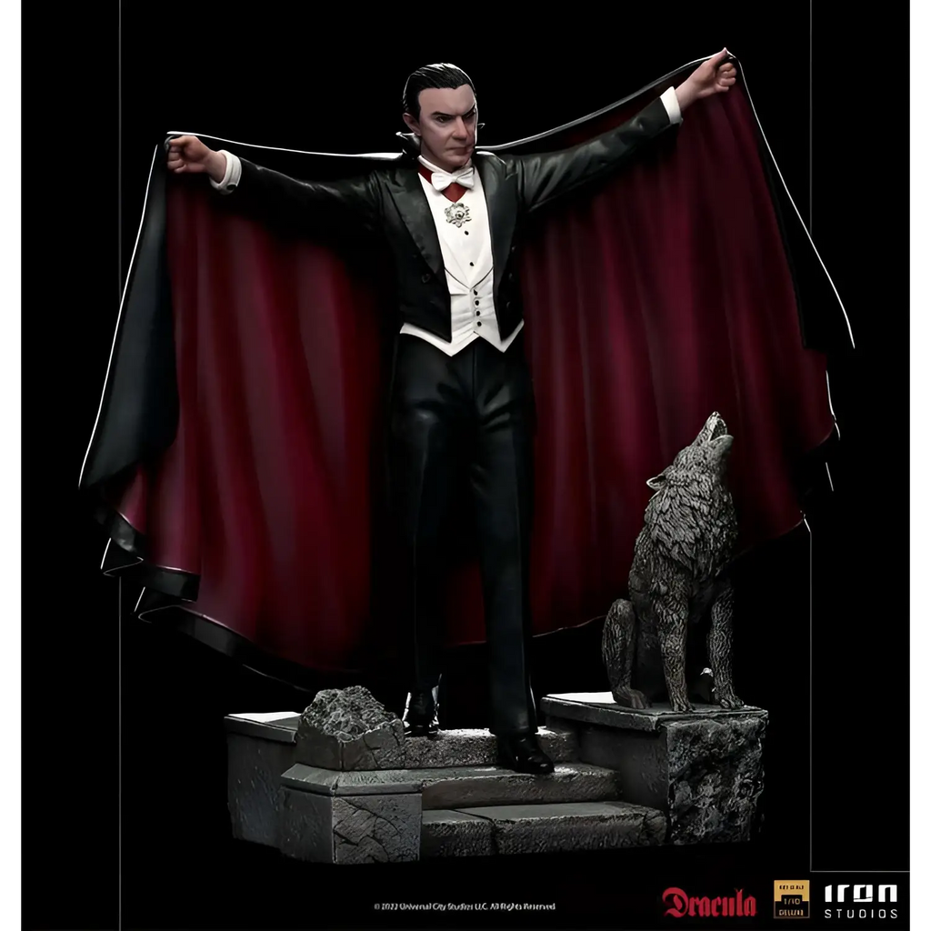 Dracula 1/10 deluxe staty i svart smoking med röd slips och mantel bredvid varg