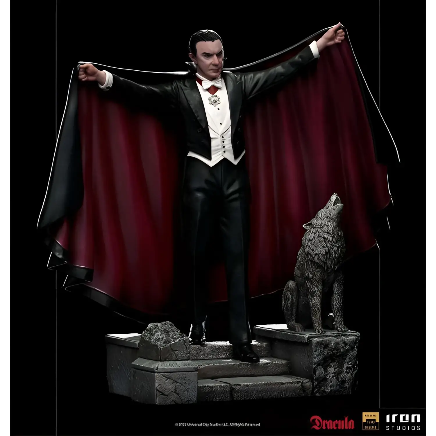 Dracula 1/10 deluxe staty i svart smoking med röd slips och mantel bredvid varg