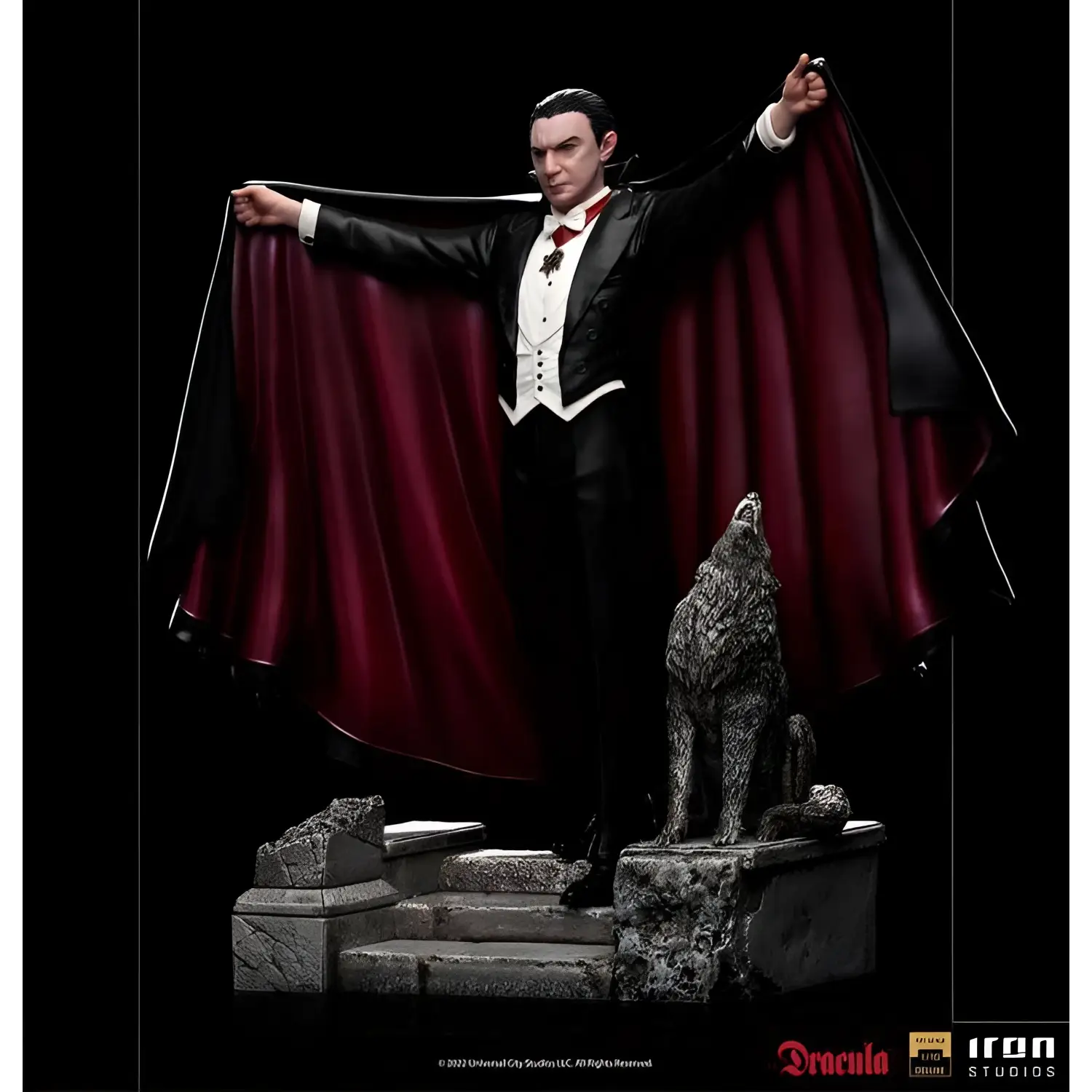 Svart och vinröd Dracula-staty i mantel från Iron Studios med vargfigur på stenpedestal